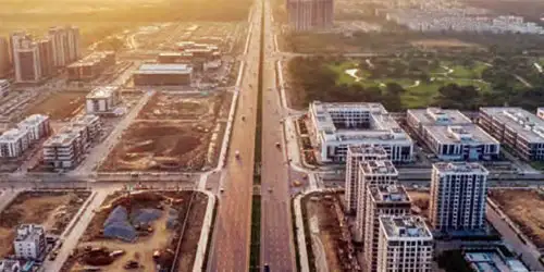 Modern cities are being built on both sides of the Delhi-NCR expressway.