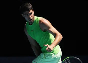 Alcaraz rolls into fourth round of Australian Open