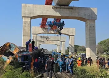 Crane collapse derails train in Thailand, killing 22