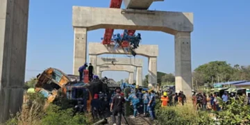 Crane collapse derails train in Thailand, killing 22