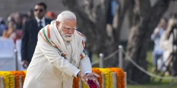 PM-Modi-pays-tribute-to-Mahatma-Gandhi-on-his-death-anniversary