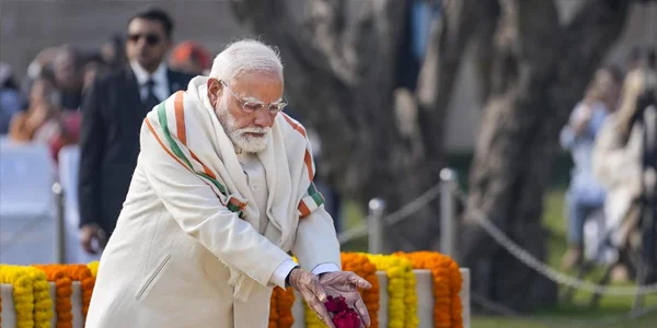 PM-Modi-pays-tribute-to-Mahatma-Gandhi-on-his-death-anniversary