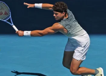 Shelton edges past Humbert in Australian Open