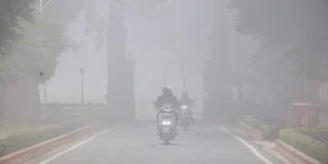 Sudden rain spell freezes Delhi