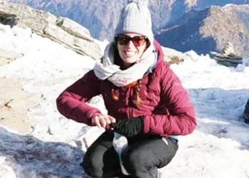 Spain's Gemma is carrying garbage from the mountains to save the Himalayas