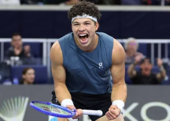 Shelton downs Fritz to clinch title