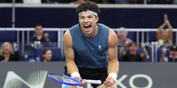 Shelton downs Fritz to clinch title