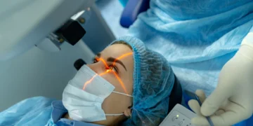 10 साल से दृष्टिहीन महिला डॉक्टर की आंखों की लौटाई रोशनी