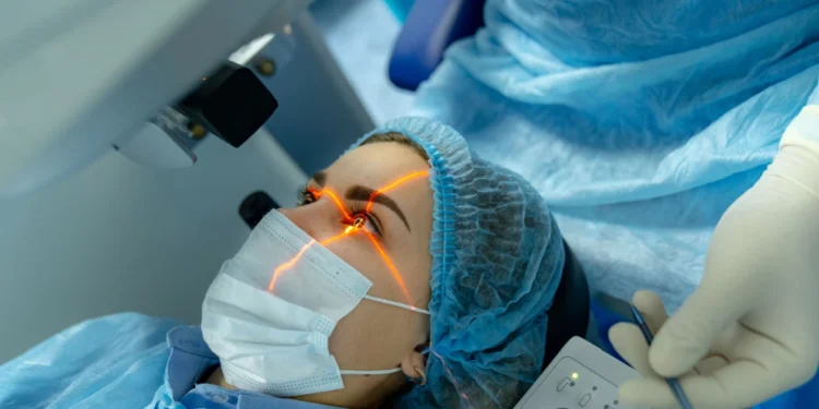 10 साल से दृष्टिहीन महिला डॉक्टर की आंखों की लौटाई रोशनी