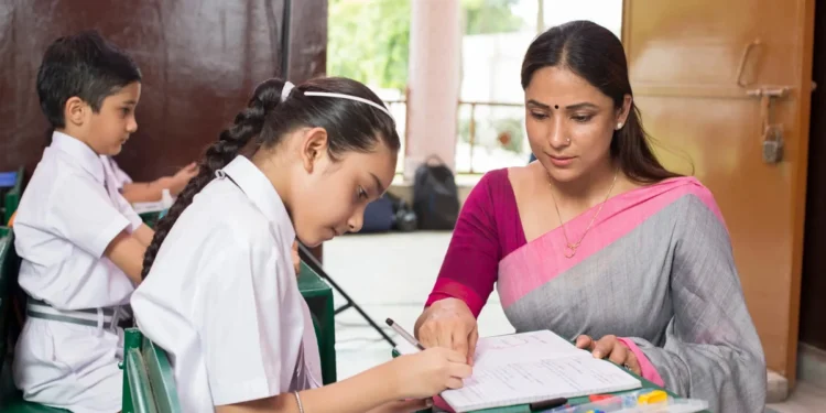 बिहार में शिक्षक पात्रता परीक्षा को लेकर बड़ा अपडेट सामने आया है। राज्य में अब प्रारंभिक स्कूलों (कक्षा 1 से 8वीं तक) में टीचर की सरकारी नौकरी के लिए पात्रता परीक्षा (बिहार एस्टेट) आयोजित नहीं की जाएगी। इससे पहले बिहार शिक्षक भर्ती परीक्षा के चौथे चरण को लेकर स्टेट टीचर एलिजिबिलिटी टेस्ट का इंतजार किया जा रहा था। उम्मीदवारों की मांग थी कि बीपीएससी टीआरई 4 से पहले एसटीईटी कराया जाए। कैसे बनेंगे टीचर बिहार में अब एसटीईटी के बजाय केंद्रीय शिक्षक पात्रता परीक्षा (सीटेट ) के आधार पर टीचर की सरकारी नौकरी मिलेगी। हालांकि शिक्षा विभाग ने पहले कहा था कि वर्तमान में यह परीक्षा नहीं ली जाएगी, लेकिन भविष्य में पात्रता परीक्षा आयोजित की जा सकती है। अब सीटेट के बेसिस पर भर्ती होगी और अलग से टीईटी नहीं होगा। राज्य शिक्षक पात्रता परीक्षा न होने से बिहार के उम्मीदवारों को थोड़ा नुकसान हो सकता है। इसकी कई वजहें हैं- सीटेट का सिलेबस एनसीईआरटी पर आधारित होता है, जबकि एसटीईटी एससीईआरटी या बोर्ड आधारित होता है। एसटीईटी की तुलना में सीटेट थोड़ा कठिन माना जाता है क्योंकि सीटेट नेशनल लेवल एग्जाम है और एसटीईटी स्टेट लेवल का है। सीटेट में क्षेत्रीय भाषाओं की परीक्षा नहीं होती। हालांकि मैथिली को शामिल करने का फैसला लिया गया है। एक्सपर्ट्स का मानना है कि राज्य टीईटी स्थानीय जरूरतों को बेहतर तरीके से कवर करता है। इससे राज्य स्तर की नौकरियों पर फर्क पड़ सकता है। इसके कुछ फायदे भी हैं सिर्फ एक एग्जाम देना होगा। अलग से एसटीईटी देने की जरूरत नहीं है। सीटेट और एसटीईटी की अलग-अलग तैयारी करने का बोझ खत्म होगा। सीटेट साल में दो बार आयोजित किया जाता है। इसलिए अधिक उम्मीदवारों को पात्रता हासिल करने का मौका मिलेगा। सीटेट के जरिए भर्ती प्रक्रिया में तेजी आ सकती है। क्वालीफाई करने वाले उम्मीदवार केंद्र सरकार के स्कूलों में भी अप्लाई कर सकते हैं। इससे करियर ऑप्शन बढ़ेंगे। सीटेट में पेडागॉजी और चाइल्ड डेवलेपमेंट पर ज्यादा फोकस होता है जिससे टीचर्स की क्वालिटी बढ़ेगी।