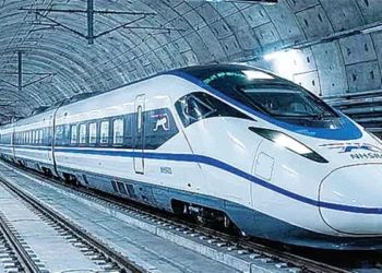 The train will run at a speed of 300 km/h 100 feet below the ground.