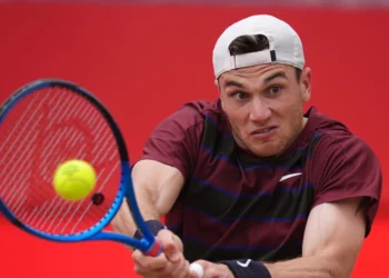 Draper downs Djokovic to reach quarters