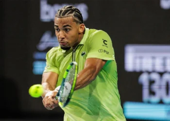 Fils registers great comeback to enter semis