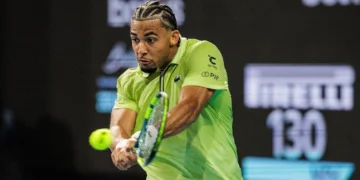 Fils registers great comeback to enter semis