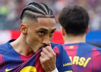 Raphinha helps Barcelona down Sevilla