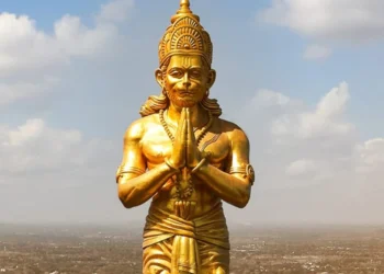 500 फीट ऊंचे गिरिराज पर्वत पर 131 फीट ऊंची बालाजी की प्रतिमा स्थापित