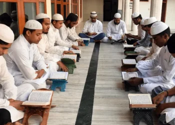 - मदरसों में दी जाने वाली कामिल की डिग्री ग्रेजुएशन और फाजिल की डिग्री पोस्ट ग्रेजुएशन के समान है