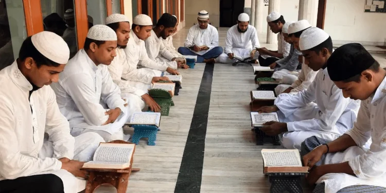- मदरसों में दी जाने वाली कामिल की डिग्री ग्रेजुएशन और फाजिल की डिग्री पोस्ट ग्रेजुएशन के समान है