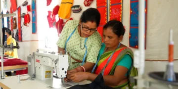 टीबी को मात देने वाली पांच महिलाओं को मिलीं सिलाई मशीनें