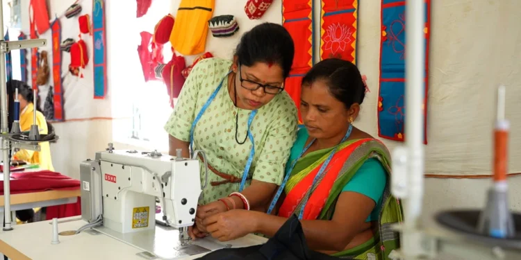 टीबी को मात देने वाली पांच महिलाओं को मिलीं सिलाई मशीनें