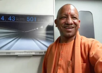 योगी ने 500+ किमी रफ्तार वाली बुलेट ट्रेन का लिया अनुभव