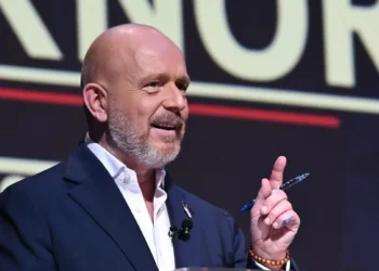 Republican leads Governor race