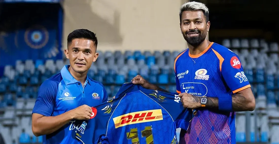 Pandya presents Chhetri with MI jersey