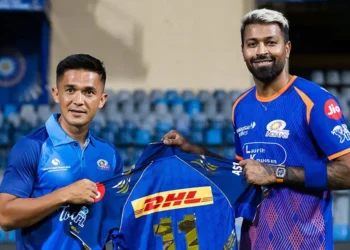 Pandya presents Chhetri with MI jersey