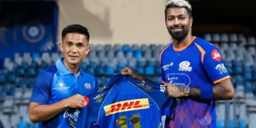 Pandya presents Chhetri with MI jersey