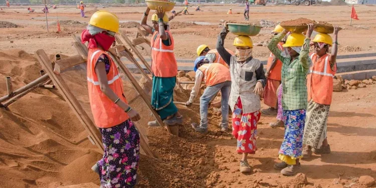 श्रमिकों की मजदूरी 21 प्रतिशत तक बढ़ाई