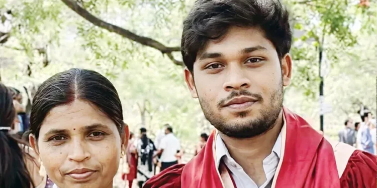 मिड डे मील बनाने वाली मां के बेटे ने किया कमाल