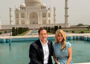 Rubio, wife visit Taj Mahal