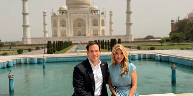 Rubio, wife visit Taj Mahal