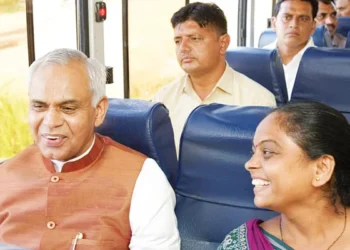 gujarat-governor-acharya-devvrat-travels-in-st-bus