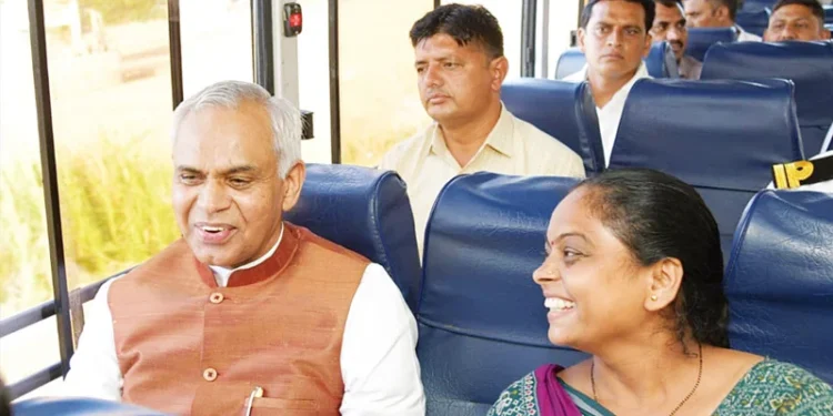 gujarat-governor-acharya-devvrat-travels-in-st-bus