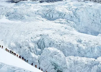 Record 274 Climbers Scale Mount Everest in a Single Day