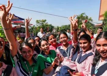 यूपी बोर्ड की परीक्षा : 10वीं 12वीं में बेटियों का परचम