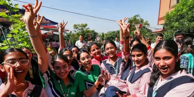 यूपी बोर्ड की परीक्षा : 10वीं 12वीं में बेटियों का परचम