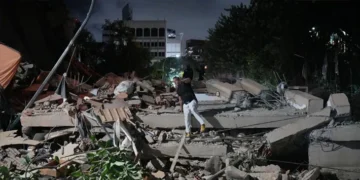 At least 32 dead, 700 injured in Venezuelan earthquakes