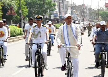 Gujarat Governor cycles to Gurukul after train journey