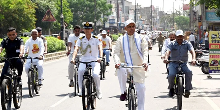 Gujarat Governor cycles to Gurukul after train journey