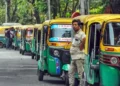 passengers-waiting-for-rickshaw