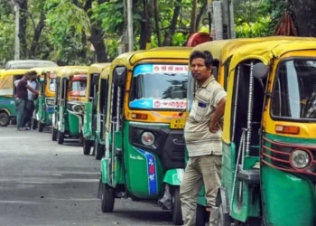 passengers-waiting-for-rickshaw