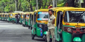 passengers-waiting-for-rickshaw